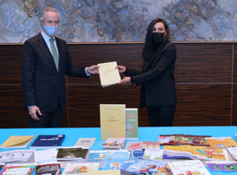 Donation of books to Casa Árabe by the Embassy of the United Arab Emirates 