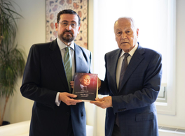 The Secretary General of the Arab League presents his book in Madrid