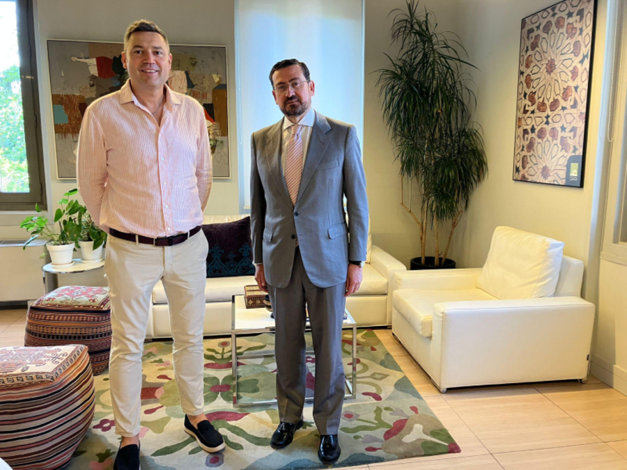 Sculptor Carlos Albert visits Casa Árabe